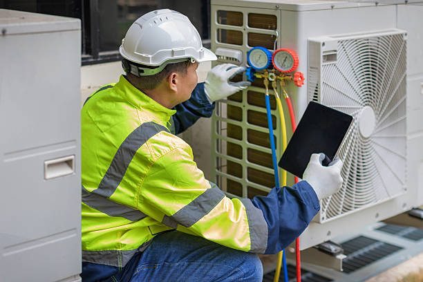 Professional Hvac technician working in Cedar Hill, TX